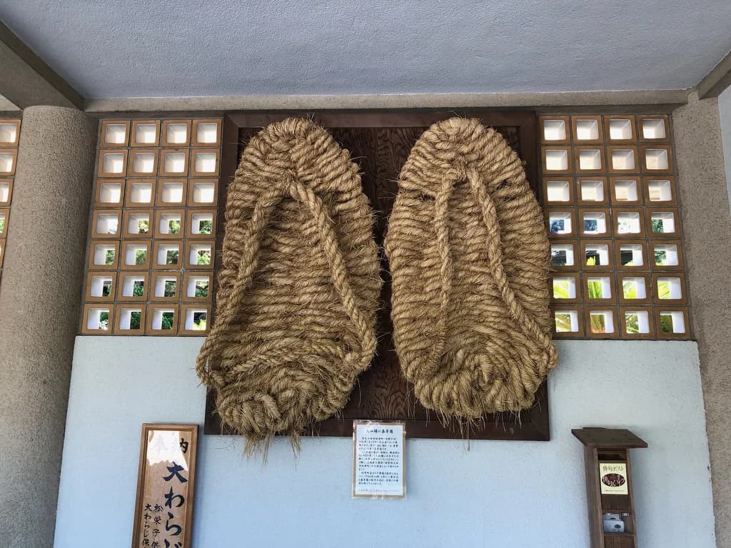 Warazōri of the Great Buddha at Kamakura