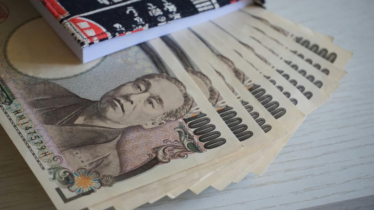 Multiple 10000 yen bills