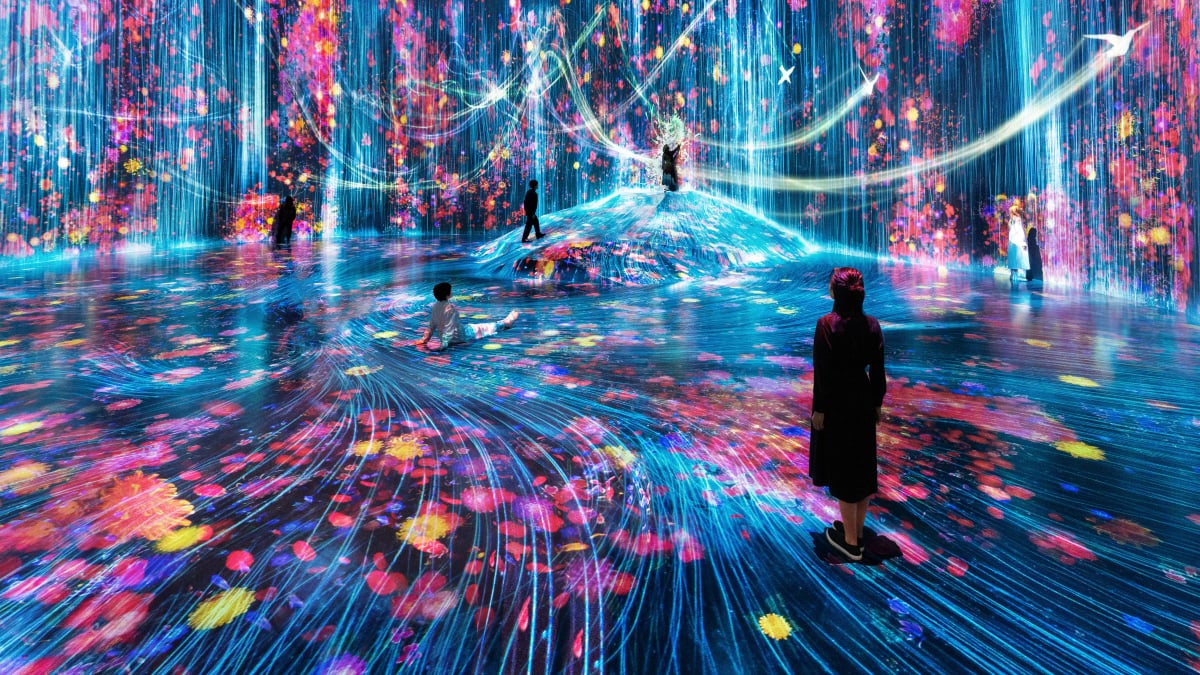 “Universe of Water Particles on a Rock Where People Gather” installation at the teamLab Borderless: MORI Building DIGITAL ART MUSEUM