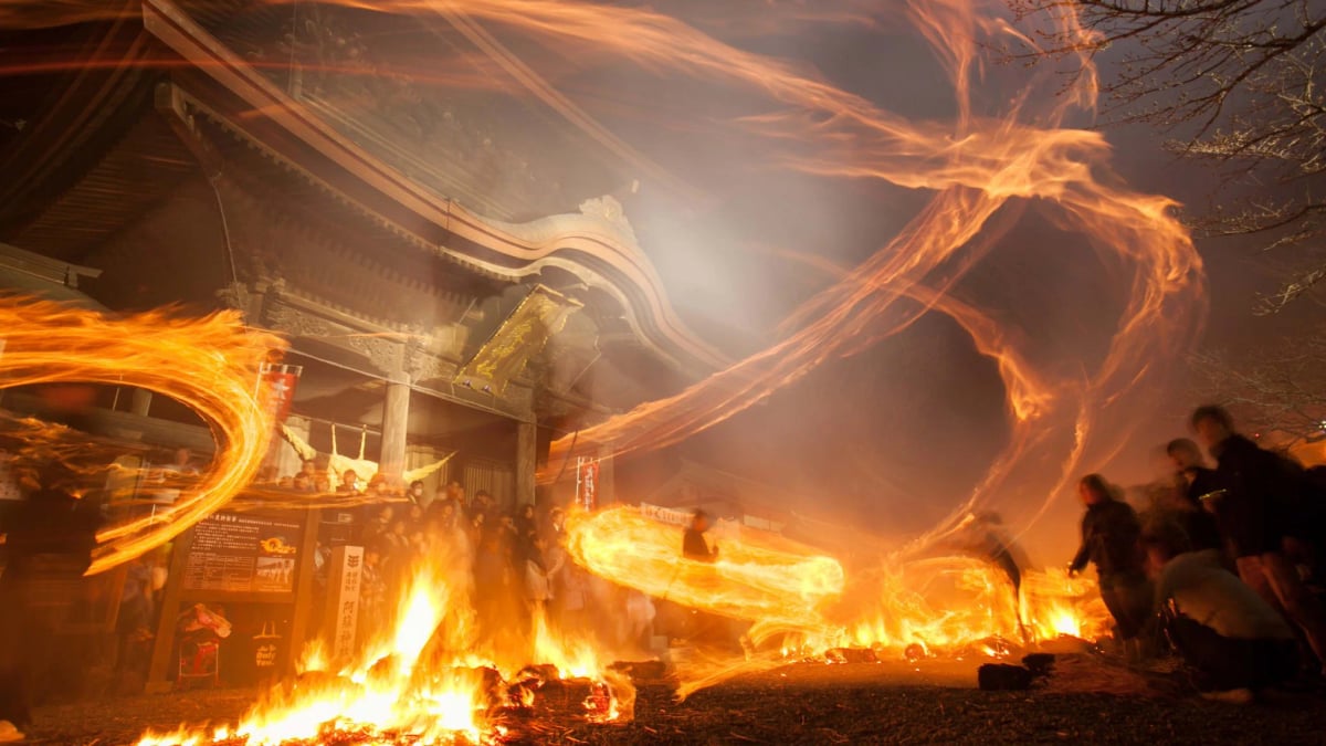 Hifuri Shinji: Fire-Swinging Ritual at Aso Shrine, Aso, Kumamoto