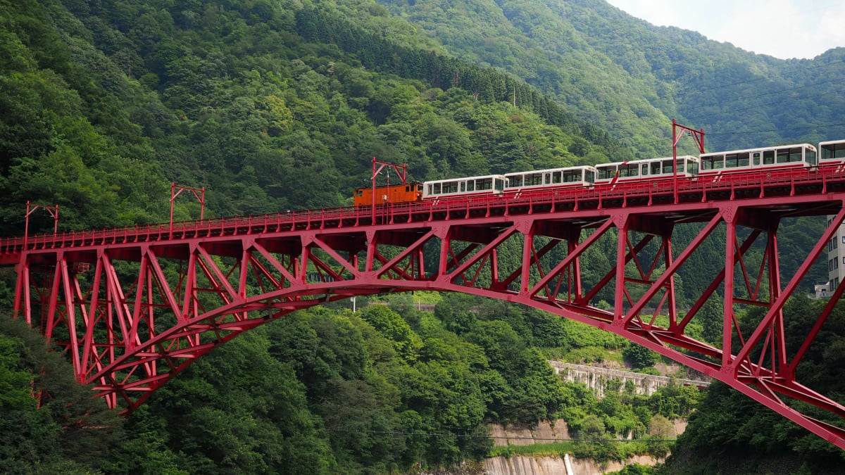 Shin-Yamabiko Bridge in Unazukionsen, Toyama
