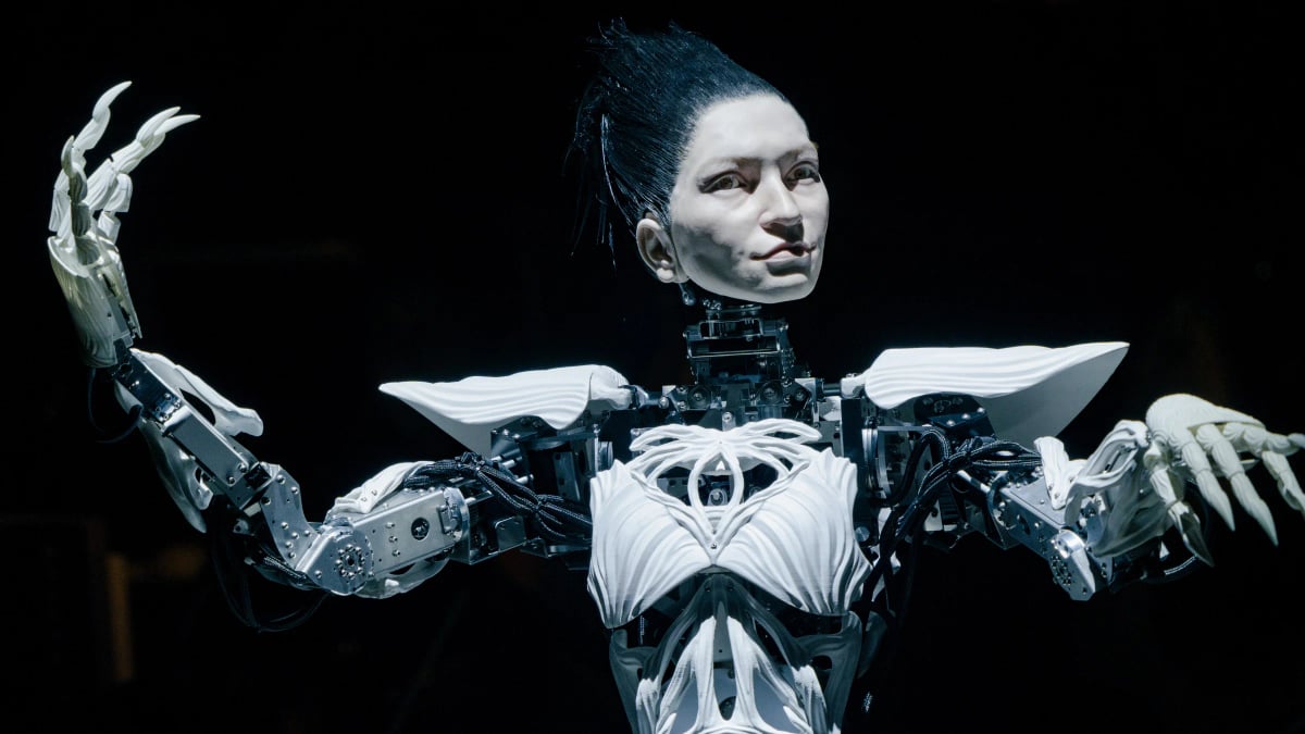 Android Maria performing in the opera “MIRROR – Deconstruction and Rebirth”
