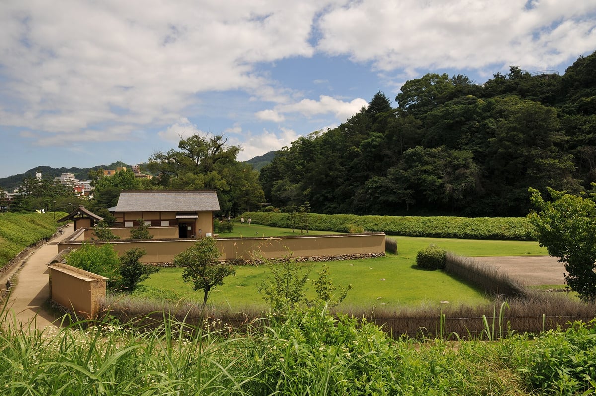 Restored samurai Yashiki and Hill, Yuzuki-jō