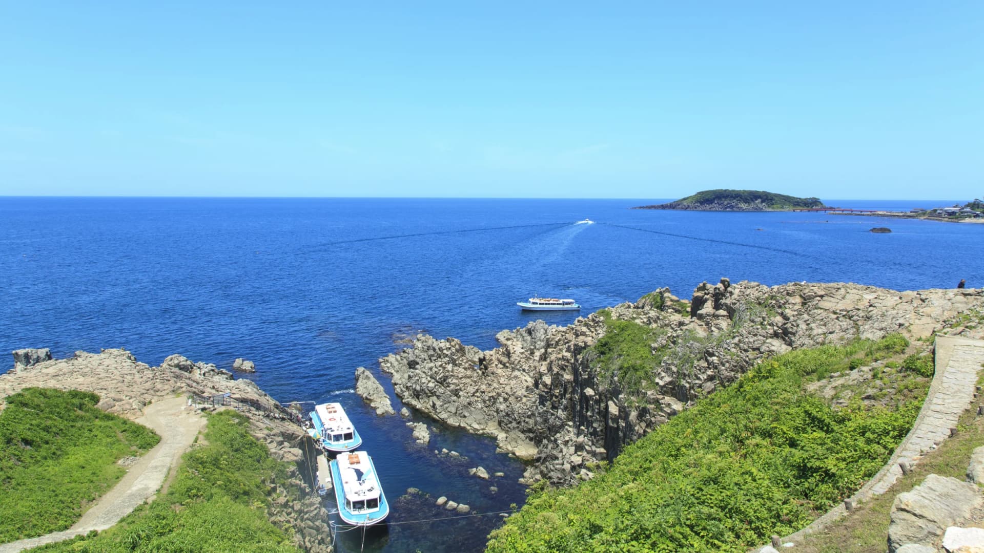 Sightseeing boats at the Tojinbo landing, with Oshima beyond, Sakai, Fukui
