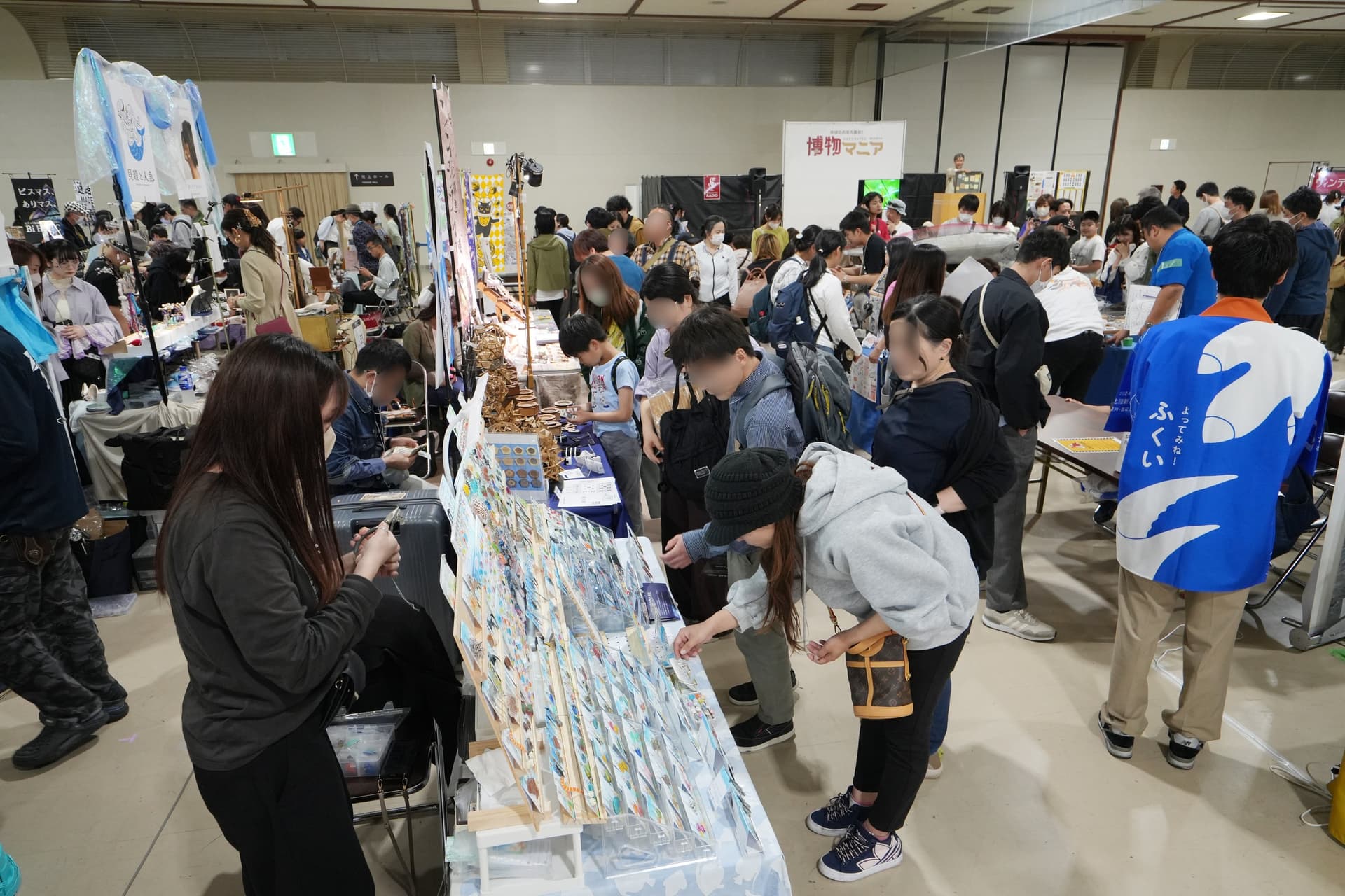 Visitors browsing creators' booths of science-themed goods at a previous Hakubutsu Mania