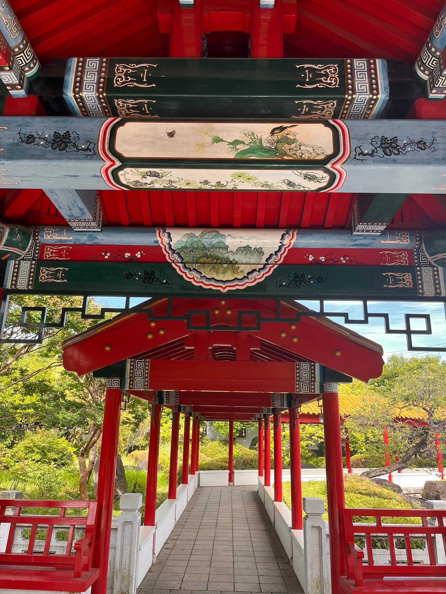 Painted beams and lattice along the covered walkway – Shinshuen, Kawasaki, Kanagawa