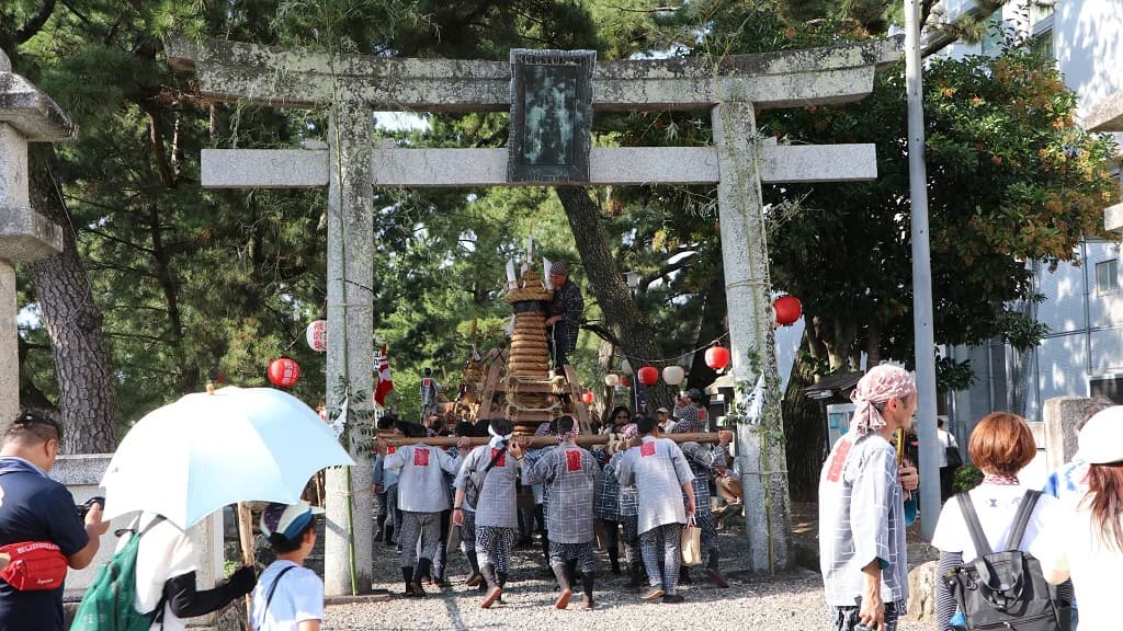 Mikoshi procession passing through the torii, Yoshida Shrine, Toyohashi, Aichi