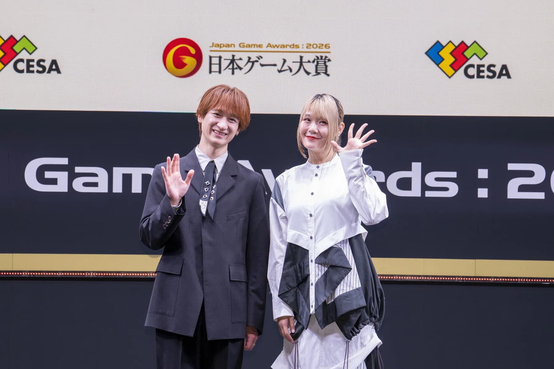 Miyata Toshiya of Kis-My-Ft2 and the pianist Harami-chan at the ceremony