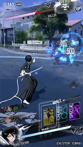 Rukia Kuchiki faces off against a Hollow on a Karakura Town street, with the SKILL, CHAIN, and SPECIAL action cards lined up at the bottom of the screen.