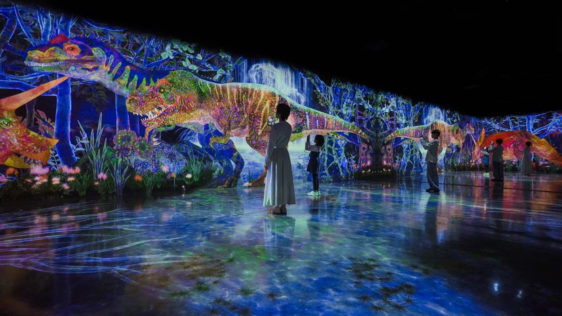 "Catching and Collecting Dinosaur Forest", an installation at teamLab Forest Fukuoka