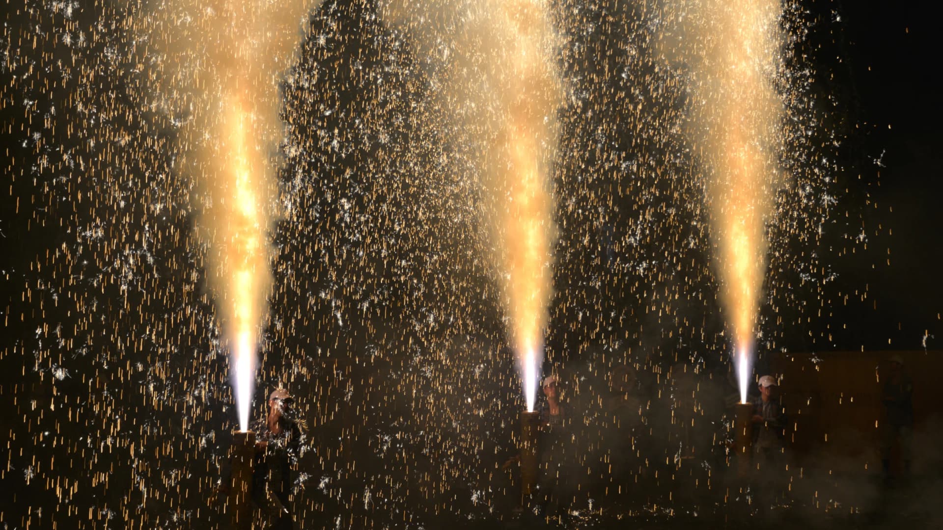 Tezutsu hand-held fireworks, Yoshida Shrine, Toyohashi, Aichi