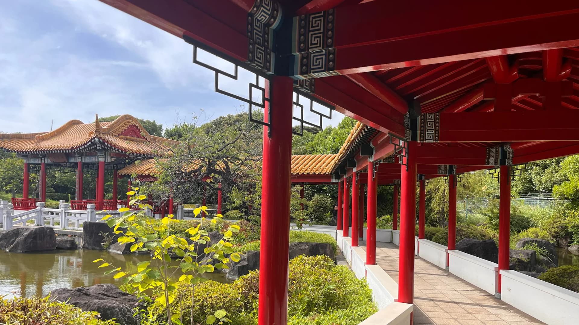The covered walkway looking across the pond – Shinshuen, Kawasaki, Kanagawa