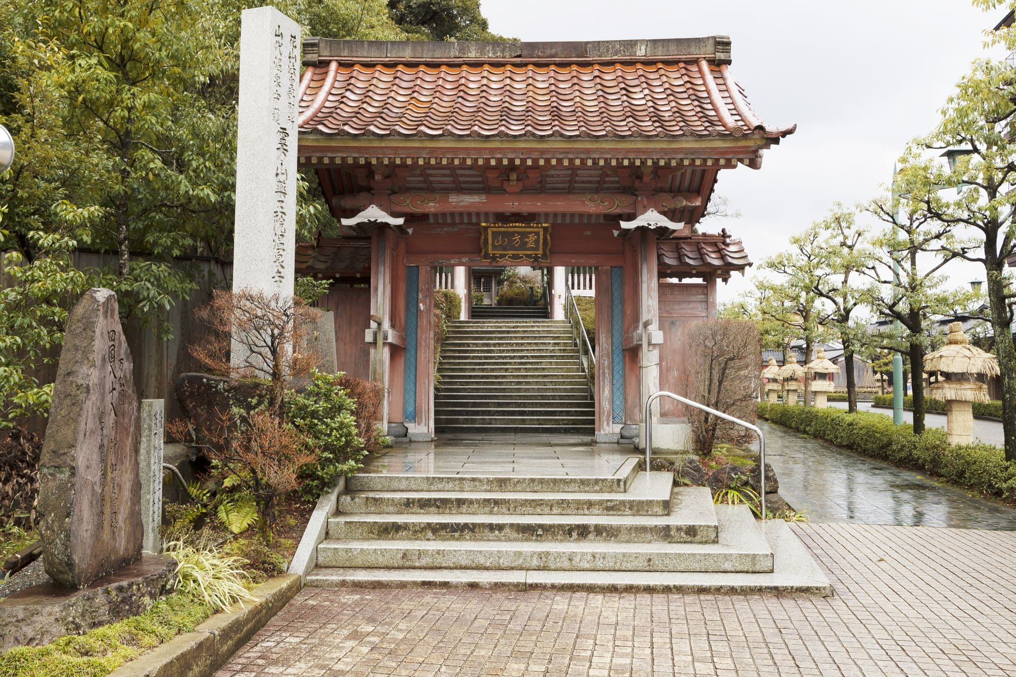 Yakuoin Onsenji Temple