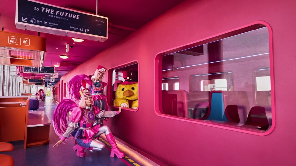 Platform area with characters Pink Bird and Birdy Buddy, Future Train Kyoto Diner & Cafe